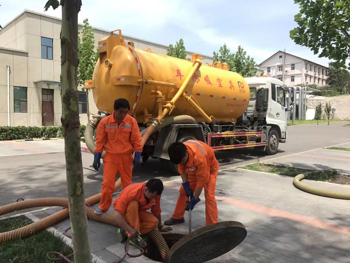 豆河镇管道疏通车停在窨井附近